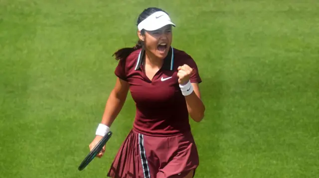 Emma Raducanu celebrates winning the first set