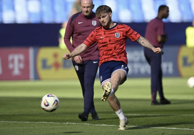 England manager Lee Carsley with Harvey Elliott during the warm up before the match