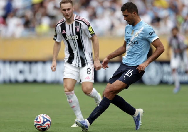 Manchester City's Rodri in action with Juventus' Teun Koopmeiners