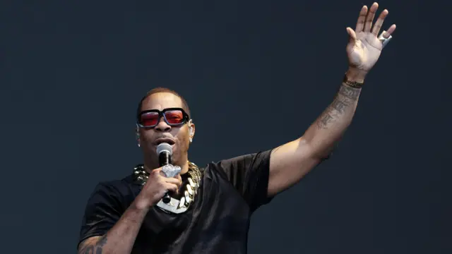 Busta Rhymes diğer aşamada siyah tişört giyiyor
