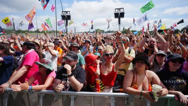 Crowds gather to watch Supergrass perform