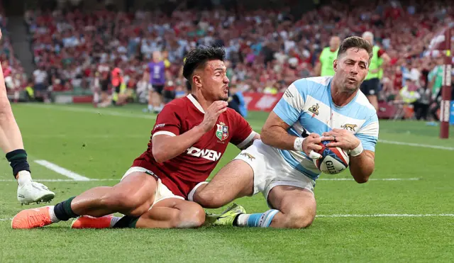 Santiago Cordero of Argentina dives over, despite the attention of Marcus Smith to score their final try
