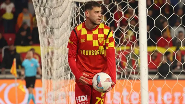 Romulo Jose Cardoso da Cruz of Goztepe reacts during the Turkish Super League match