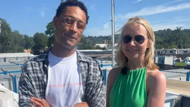 Loyle Carner ve BBC'nin Katie Razzall Gülümsemesinde Kamera
