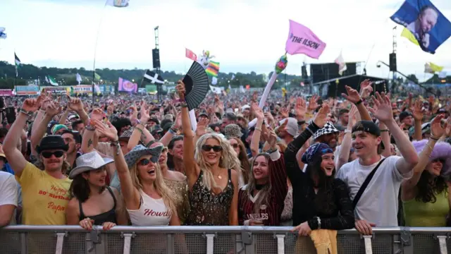 Busta Rhymes, Pilton'daki Worthy Farm'daki Glastonbury Festivali'nde diğer sahnede performans gösterdiğinde kalabalık tepki veriyor