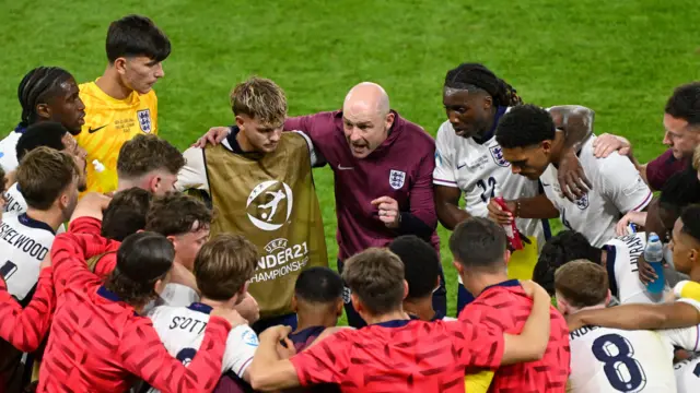 Carsley addresses his players