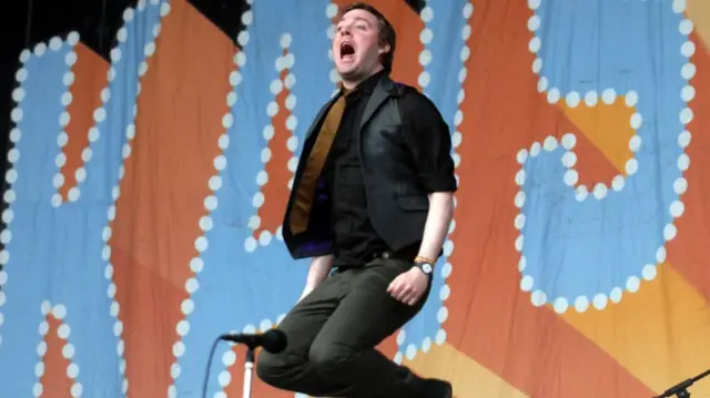 Kaiser şeflerinin Glastonbury'deki piramit sahnesinde oynadığı 2007'ye geri dönüş. Frontman Ricky Wilson bir asong söylerken havaya atlar