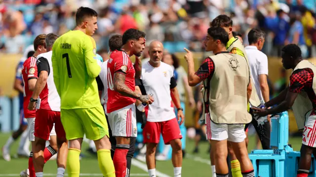 Benfica players take a water break