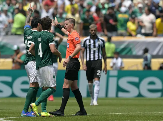 Palmeiras appeal to the referee for a penalty