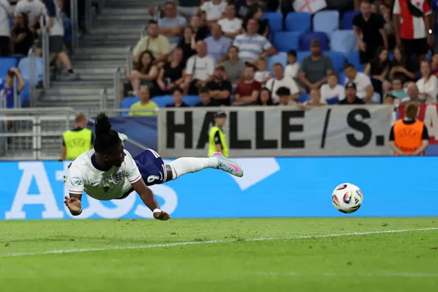 Rowe dives to head in for England