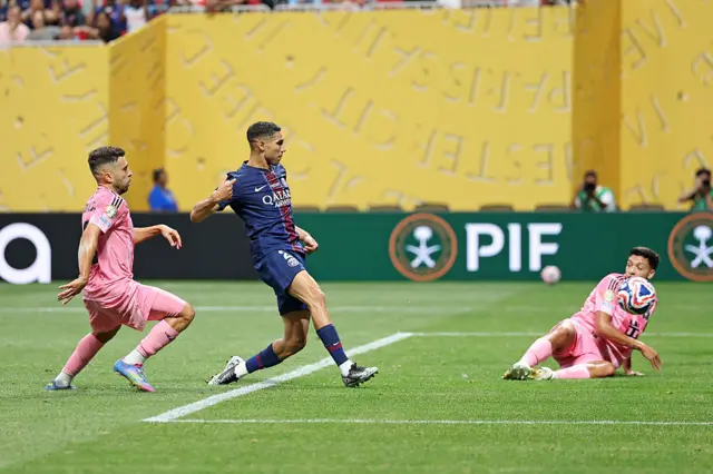 Achraf Hakimi makes it 4-0 to PSG
