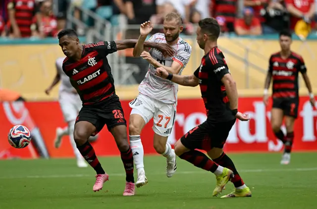 Flamengo and Bayern Munich players battle for possession