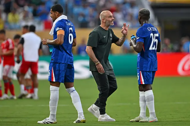 Enzo Maresca talks with Moises Caicedo