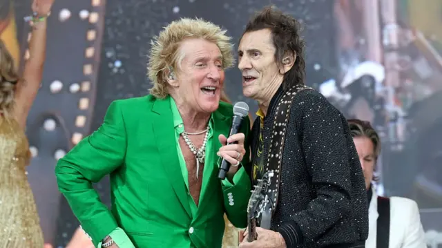 Rod on the left in green and Ronnie on the left. they are both singing into the same mic