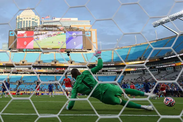 Di Maria scores from the penalty spot