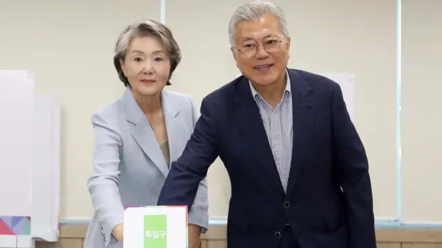 Moon Jae-in and his wife cast their votes