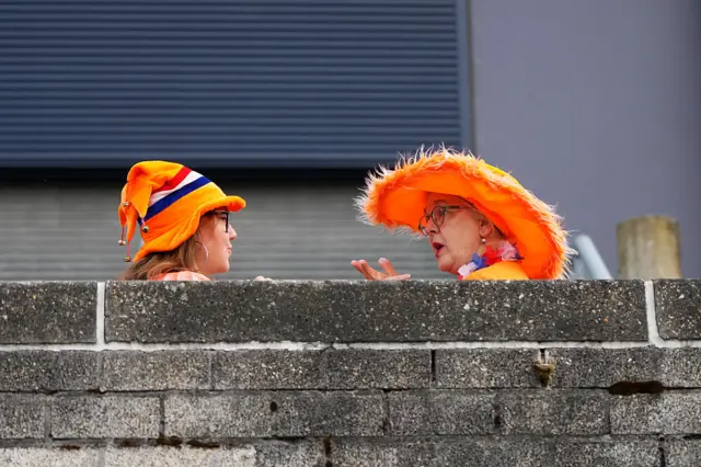 Two Dutch fans talking