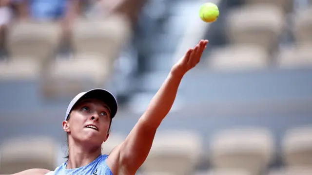 Iga Swiatek serves