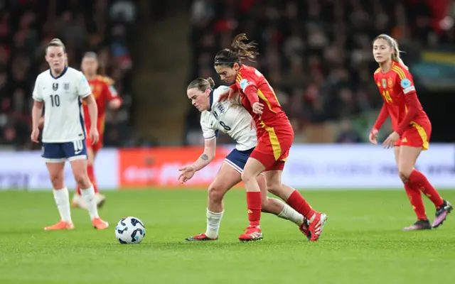 England's Grace Clinton and Spain's Aitana Bonmatí battle for the ball