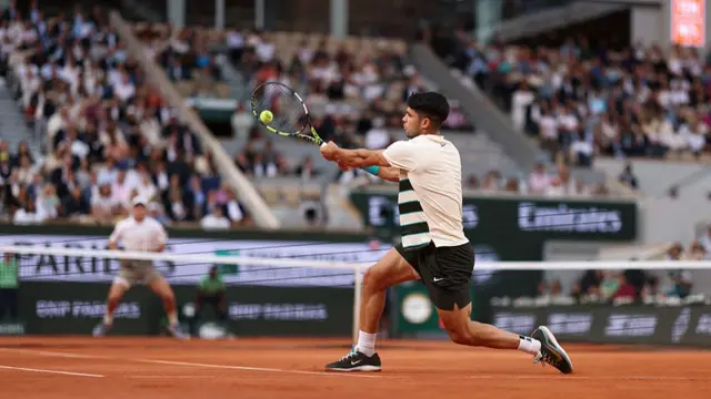 Carlos Alcaraz plays a backhand return