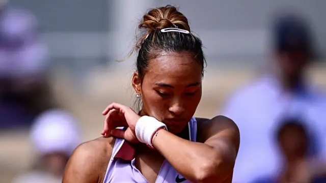 Zheng Qinwen reacts