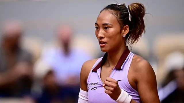 Zheng Qinwen reacts