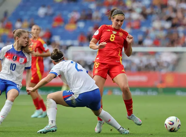 Mariona dribbles around a few England defenders