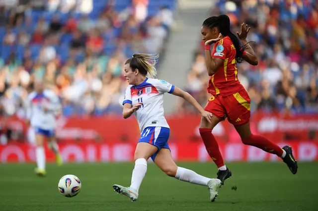 Lauren Hemp runs away from Salma Paralluelo