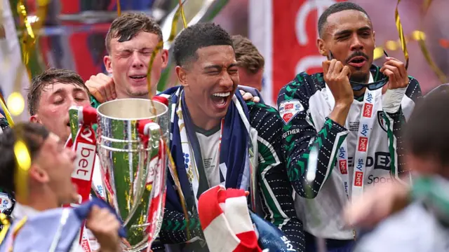 Jobe Bellingham of Sunderland celebrates with team mates