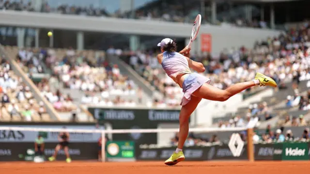 Iga Swiatek plays a backhand against Elina Svitolina