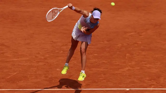 Iga Swiatek serves