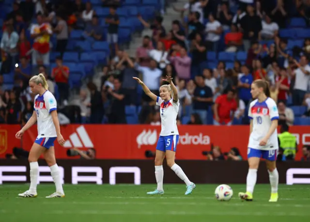 Williamson tries to reassure her teammates