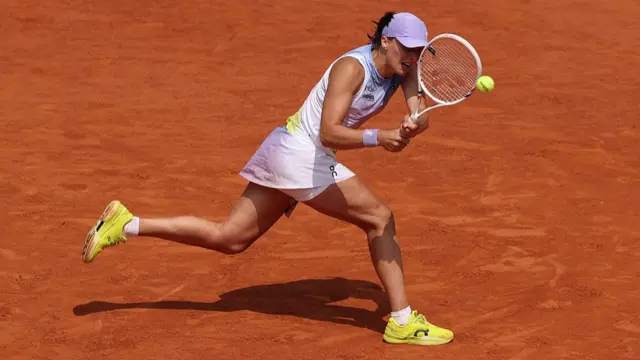 Iga Swiatek plays a backhand