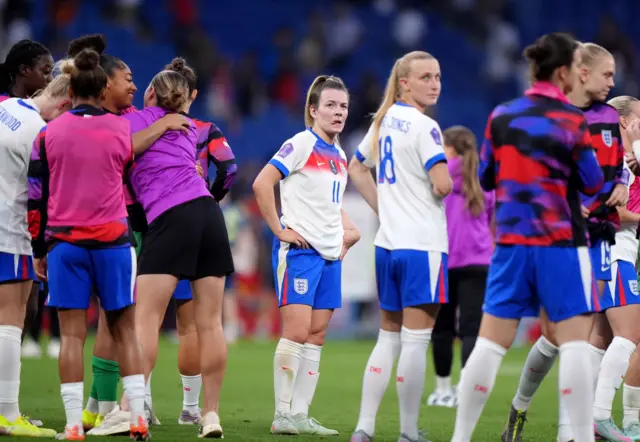Lauren Hemp and teammates stand together at full time