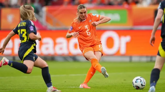 Netherlands' Jill Roord opens the scoring