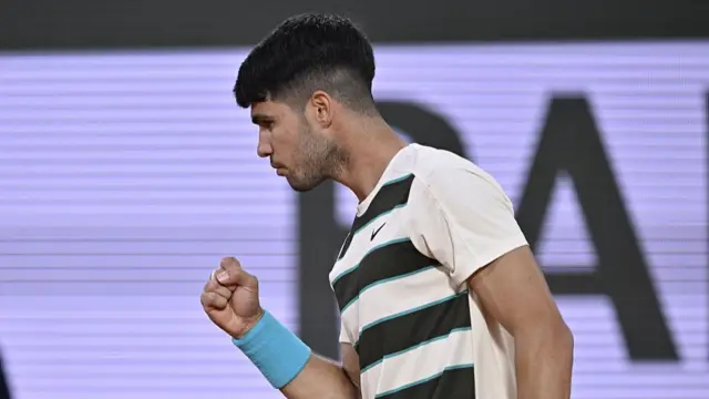 Carlos Alcaraz clenches his fist
