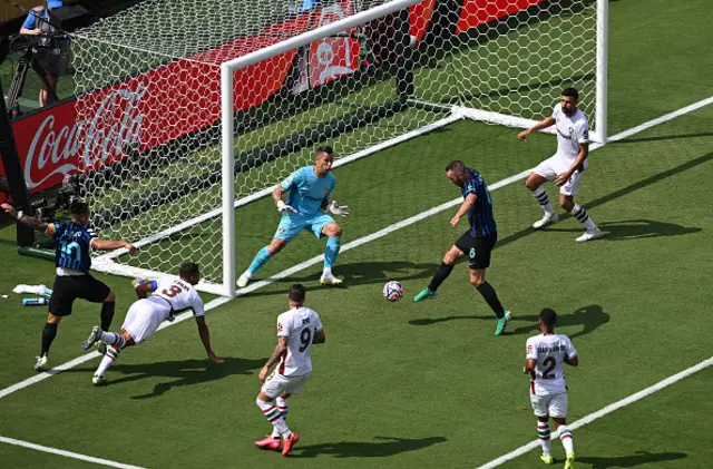 Stefan de Vrij misses an opportunity to score