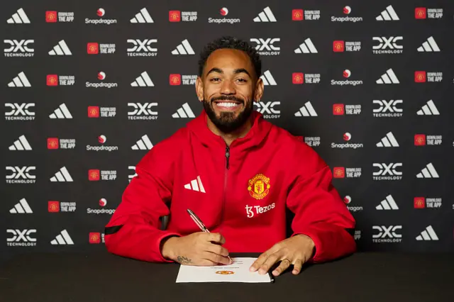 Mztheus Cunha signs for Manchester United