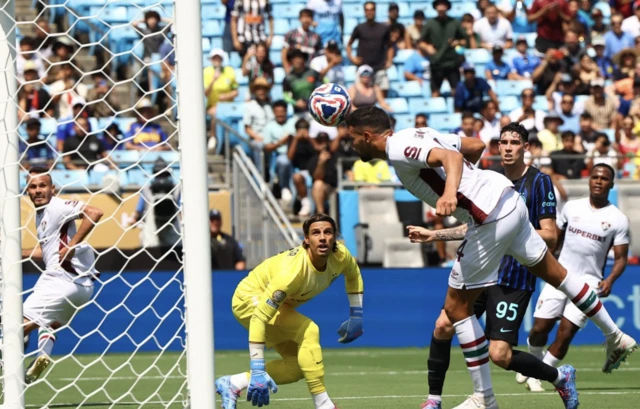 Fluminense's Ignacio scores their second goal