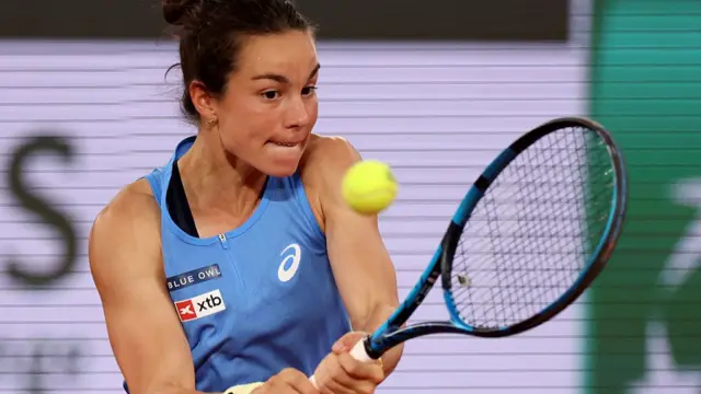 Lois Boisson plays a backhand return