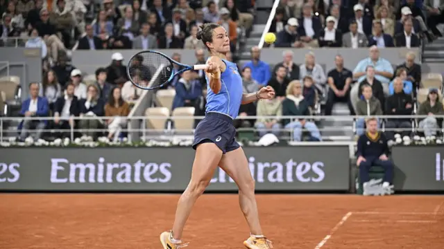 Lois Boisson hits a forehand