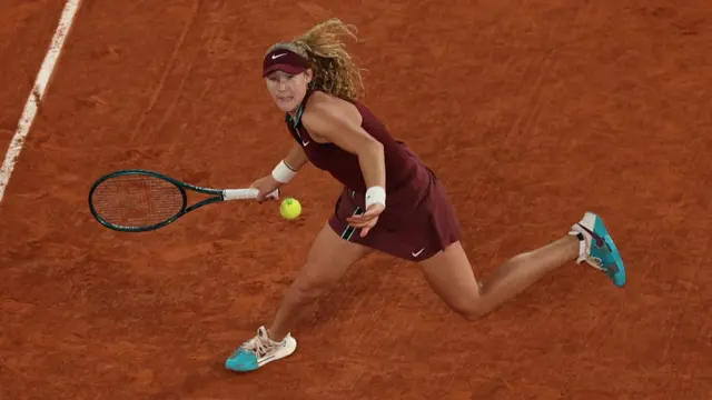 Mirra Andreeva plays a forehand