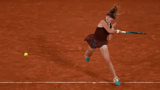 Mirra Andreeva plays a forehand