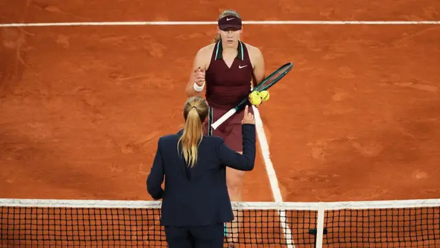 Mirra Andreeva discusses a point with the umpire