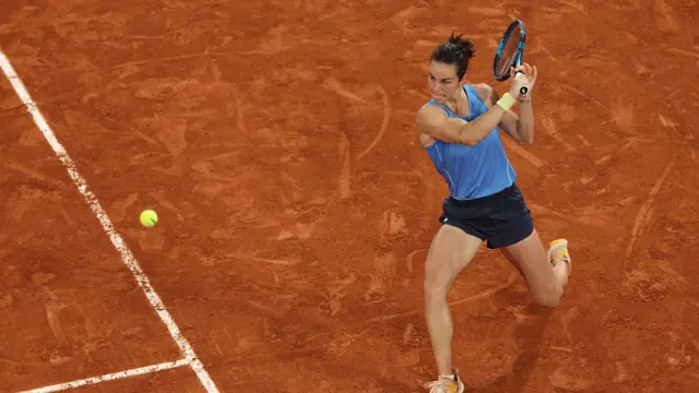 Lois Boisson plays a backhand
