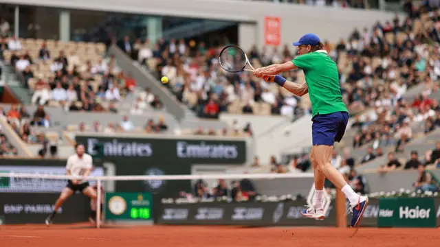 Jannik Sinner plays a backhand against Alexander Bublik