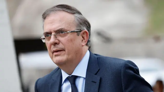 The Secretary of Economy, Marcelo Ebrard, wears glasses and a suit.