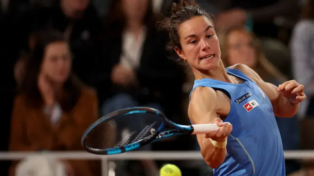 Lois Boisson plays a forehand return