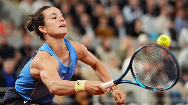 Lois Boisson plays a forehand return
