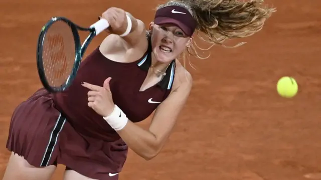 Mirra Andreeva smashes